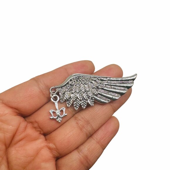 ⭐Angel Wing  Brooch Pin Silver Plated  Tie Clip with Fleur-De-Lis Winged Emblem⭐ - Picture 2 of 5